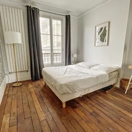In Elegant And Charming 3-bedroom Near Bois De Vincennes